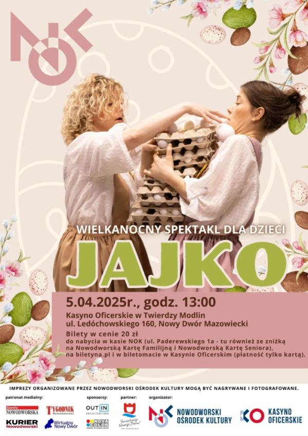 Jedna kobieta trzyma kilka wytłaczanek z jajkami. Druga zabezpiecza je rękami, żeby nie wypadły.