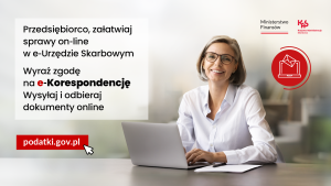 Kobieta patrzy przed siebie dotykając palcami klawiatury na laptopie.