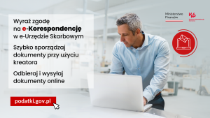 Mężczyzna pracuje na laptopie.