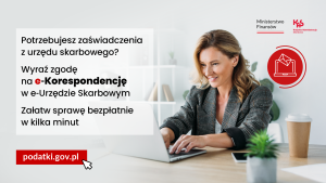 Kobieta pracuje na laptopie.