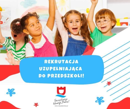 Trzy dziewczynki z długimi włosami i chłopiec w okularach z uniesiony rękami do góry.