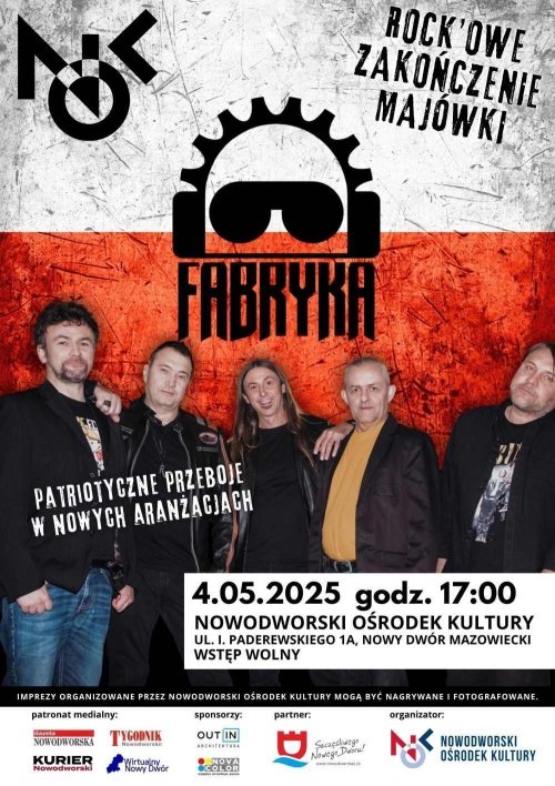 Pięciu mężczyzn ubranych na czarno na tle biało-czerwonej flagi.