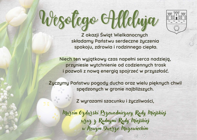 Dwie białe pisanki i jedna żółta z kwiatkami oraz trzy białe tulipany i jeden żółty.