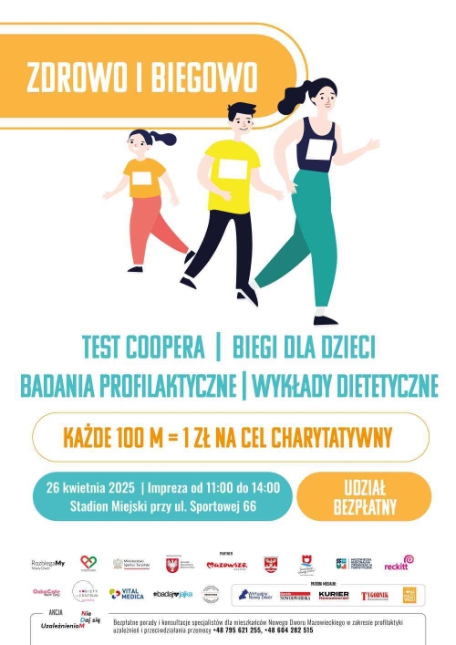 Dziewczynka, chłopiec i kobieta biegną ubrani w koszulki sportowe i dresy.