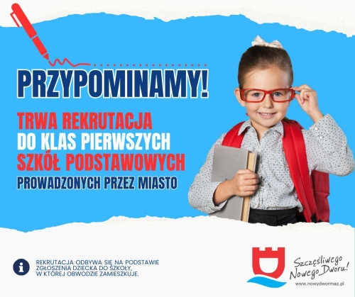 Dziewczynka w okularach z czerwonym plecakiem na ramionach trzyma w prawym ręku książkę w szarej okładce.