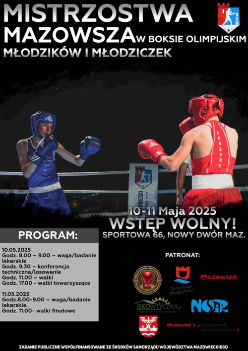 Dwóch pięściarzy stojących naprzeciwko siebie w rękawicach i kaskach ochronnych.