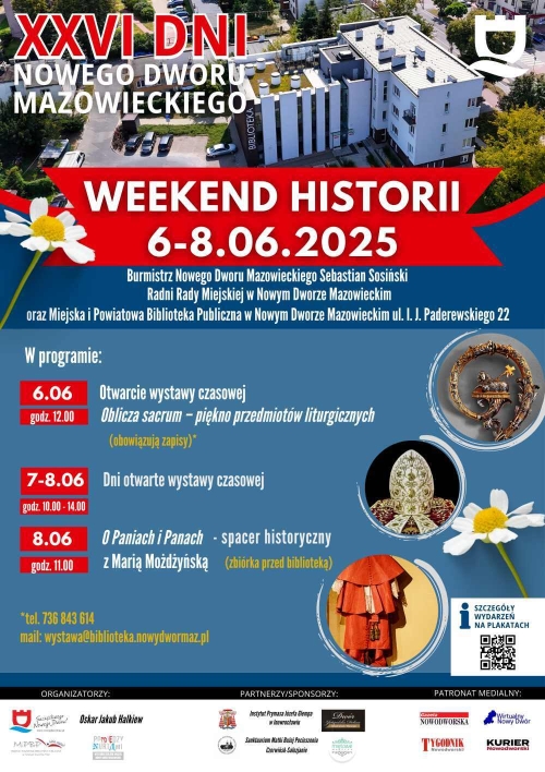 Budynek biblioteki z jasnoszarą elewacją. Paramenty liturgiczne.