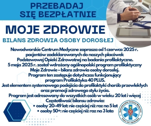 Dłonie stykające się placami na biurku obok stetoskop i klawiatura do komputera.