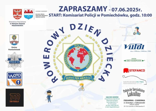 Mężczyzna w mundurze policjanta, dziewczynka i chłopiec na rowerze.