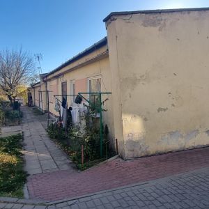 Długi parterowy budynek mieszkalny.