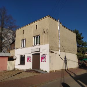 Jedno piętrowy budynek mieszkalny.