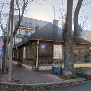 Drewniany, parterowy budynek mieszkalny.