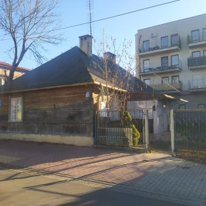 Drewniany, parterowy budynek mieszkalny.