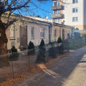 Długi parterowy budynek mieszkalny.