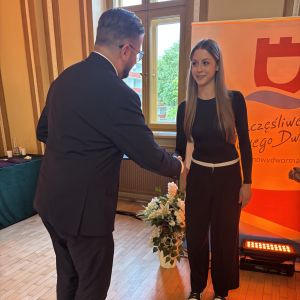 Mężczyzna i dziewczyna ściskają sobie prawe dłonie.