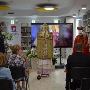 Szaty liturgiczne na stojakach.