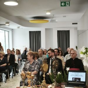 Kobiety i mężczyźni siedzący na krzesłach.