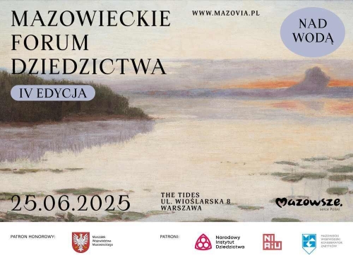 Półwysep porośnięty wysoką trawą przy akwenie wodnym.