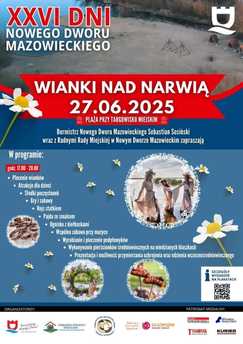 Plaża przy rzece, trzy kobiety w białych sukienkach i wiankach na głowach stojące w wodzie.