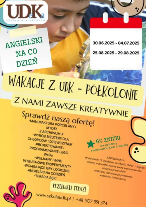 Chłopiec patrzący przez lupę na globus.