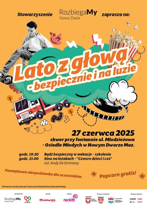 Chłopiec na deskorolce, popcorn w pudełku, wóz strażacki, taśma filmowa na szpuli.