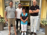 Kobieta i trzech mężczyzn stojących obok siebie.