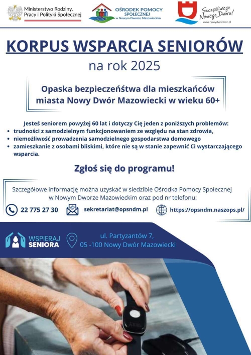 Seniorka zakładającą opaskę bezpieczeństwa.