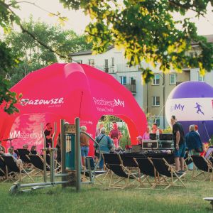 Pompowany namiot Mazowsze serce Polski i dwa duże pompowane balony: reckitt i Rozbiegamy Nowy Dwór.