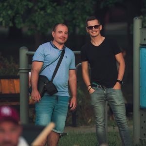 Dwóch mężczyzn stojących obok siebie.