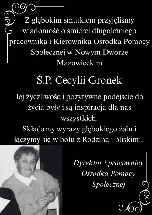 Kobieta z krótkimi włosami w bluzce zapinanej na suwak.