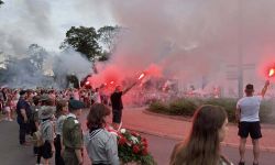 rondo, wokół stoją harcerze, mężczyźni z odpalonymi flarami