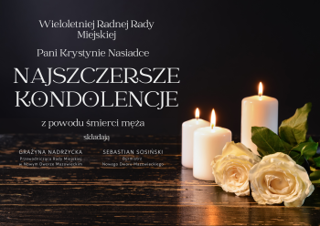 czarne tło, po prawej stronie trzy białe palące się świece i białe róże, pośrodku treść kondolencji