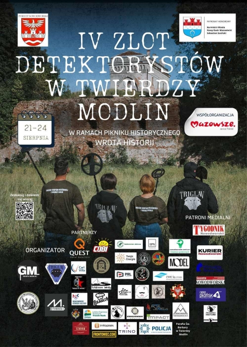 Graficzna informacja treści, cztery osoby przed zabytkowym obiektem, w stopce logotypy organizatorów, partnerów.