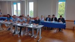 sala konferencyjna, radni siedzący przy stołach