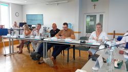 sala konferencyjna, radni siedzący przy stołach