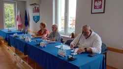 sala konferencyjna, radni siedzący przy stole