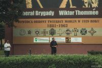 Dwóch mężczyzn przed muralem Generała Brygady Wiktora Thommee.