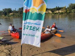 Flaga reklamowa 3 Rzeki. Dwa kajaki na wodzie z dwoma osobami w każdym.
