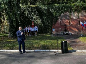 zastępca burmistrza trzymający w ręku mikrofon w tle miejsce wydarzenia