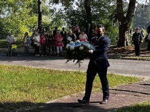 mężczyzna z wiązanką kwiatów w ręku