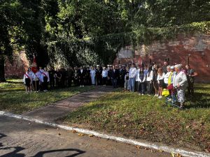 wspólne zdjęcie uczestników przy miejscu pamięci