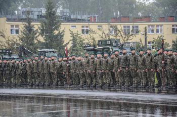 żołnierze stojący na placu