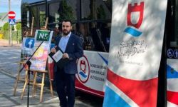 autobus komunikacji miejskiej, zastępca burmistrza przed mikrofonem