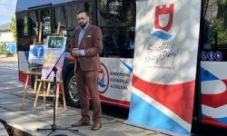 Burmistrz mówi do mikrofonu, mężczyzna z kamerą, autobus komunikacji miejskiej