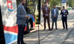 mężczyzna mówi do mikrofonu, autobus NKA