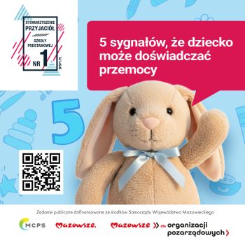 beżowy pluszak królik, na dole logotypy, kod qr