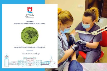 logotyp miasta i karty, osoba w maseczce na twarzy