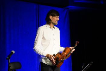 dzieci na sali kinowej w NOK-u, dorośli opowiadają o instrumentach