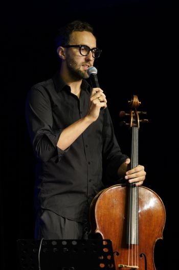 dzieci na sali kinowej w NOK-u, dorośli opowiadają o instrumentach