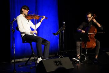 dzieci na sali kinowej w NOK-u, dorośli opowiadają o instrumentach